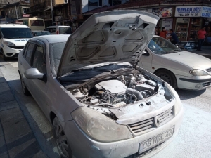 -Park Halindeki Yanan Araca Vatandaş Müdahale Etti