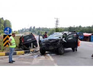 İki Otomobil Kavşakta Çarpıştı: 5 Yaralı