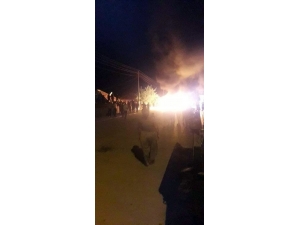 Tacizcinin Evini Basıp Eşyalarını Sokakta Ateşe Verdiler