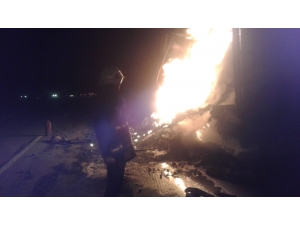 Plastik Yüklü Tır Alev Topuna Döndü