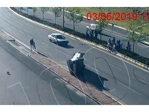 Yayalara Çarpmamak İçin Kaza Yaptı