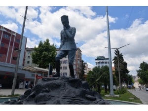 Atatürk Heykelinde Restorasyon Çalışması Başlatıldı