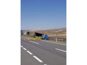 Çorum’da Kamyon Şarampole Devrildi: 1 Yaralı