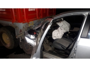 Buğday Yüklü Römorka Çarpan Araçta 1 Kişi Yaralandı