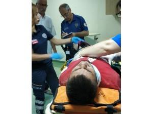 El Sallarken Traktörden Düştü