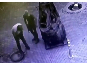 Hatay’da Rögar Kapağı Hırsızları Kamerada
