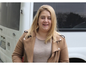 Başka Bir Kızın Bıçaklı Saldırısına Uğrayan Genç Kız Ağır Yaralandı