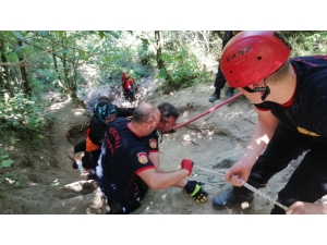 10 Metre Yükseklikten Dere Yatağına Düşen Kadını İtfaiye Eri Sırtına Alarak Kurtardı