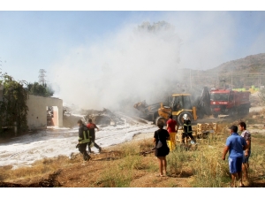 Fethiye’de Yangın: Zeytinlik Ve Kereste Deposu Kül Oldu