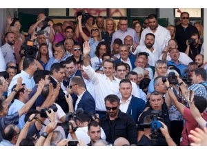 Yunanistan Seçimlerini Miçotakis Önde Tamamladı