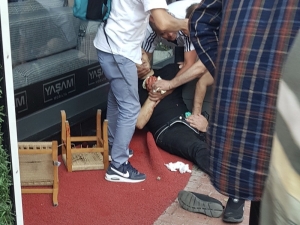 Arkadaşlarıyla Kaldırımda Otururken Pompalı Tüfekle Vuruldu