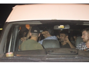 Dur İhtarına Uymayan Polisten Kaçarken Kaza Yaptı... Araç İçinden 20 Mülteci Çıktı