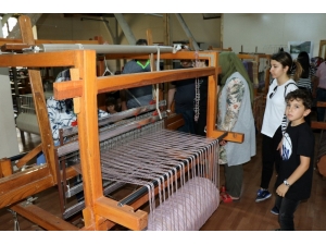 Gazenne Dokuması Kadınlara Hem Meslek Hem De Gelir Kapısı Oluyor