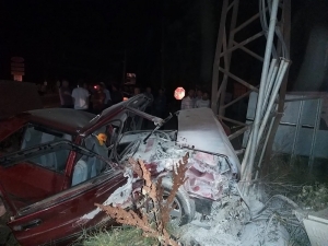 Otomobil Önce Hafif Ticari Araca, Sonra Elektrik Trafosuna Çarptı: 3 Yaralı