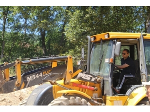 Kaymakam, Şehitlik Bakım Çalışmalarında İş Makinası Kullandı Ve Peyzaj Çalışmasına Katıldı