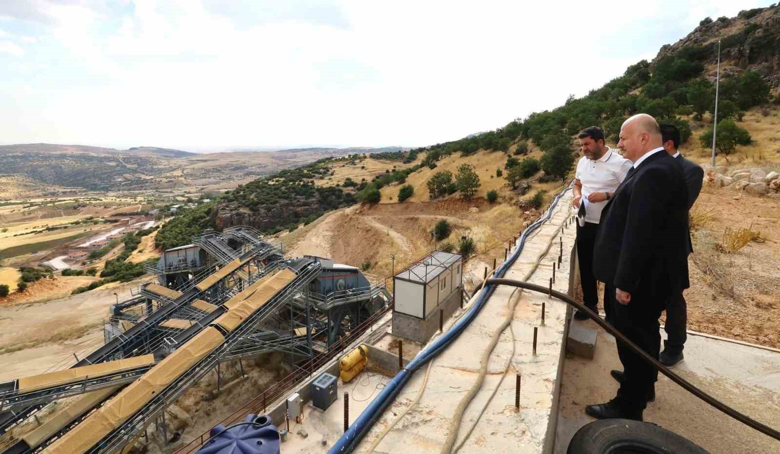 vali-kucuk-tas-kirma-ve-eleme-tesisinde-incelemelerde-bulundu