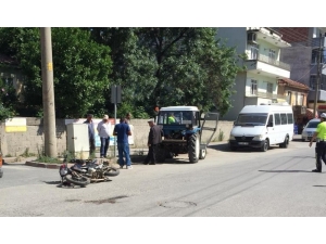 Traktör İle Motosiklet Çarpıştı: 1 Yaralı
