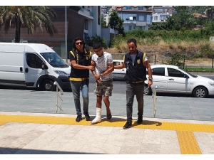 Balkondan Kaçmaya Çalışan Hırsız Düşerek Ayağını Kırdı