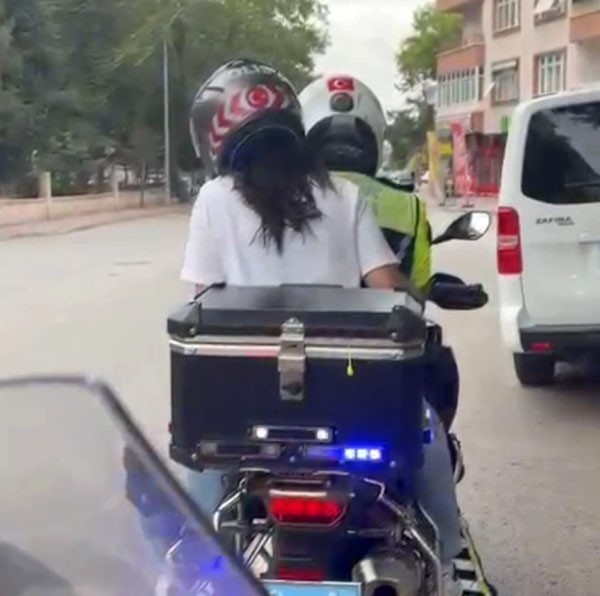 sinava-gec-kalan-ogrencilerin-imdadina-polis-yetisti