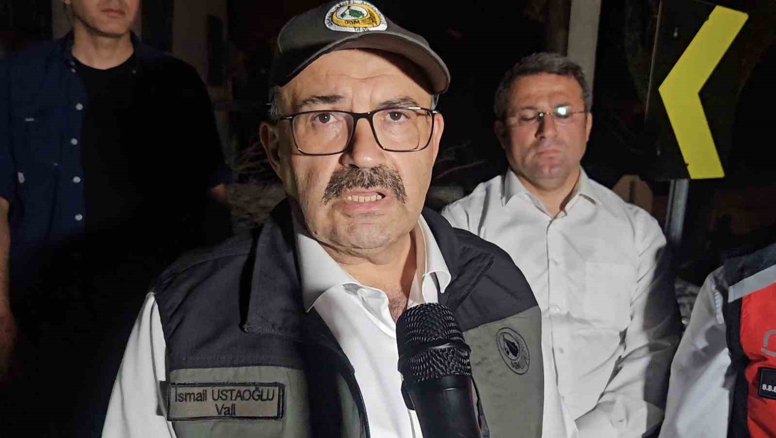 balikesir-valisi-ustaoglu-yangin-bolgesinde-yanginla-mucadelemiz-devam-ediyor-can-kaybimiz-yok