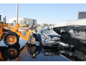 Zift Tankeri Yola Devrildi, Yaralılar Kepçeyle Kurtarıldı