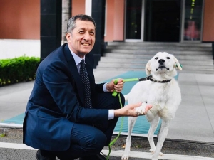 Bakan Selçuk Barınaktan Köpek Sahiplendi