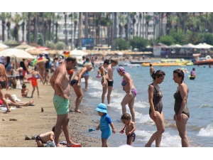 Sıcak Havada Bunalan Tatilciler Plaja Akın Etti