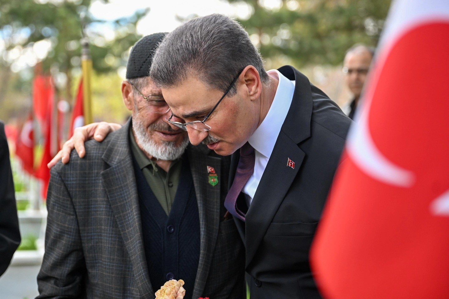 arefe-gunu-sehitlerin-kabri-ziyaret-edildi