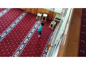3 Yaşındaki Miniğin Camideki Sevimli Halleri Amatör Kameraya Yansıdı
