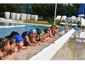 Yunusemre’de Bin Öğrenci Yüzme Öğreniyor