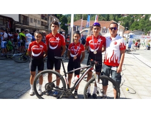 Kayserili Sporcular Türk Bayrağı’nı Sırbistan’da Dalgalandırdı