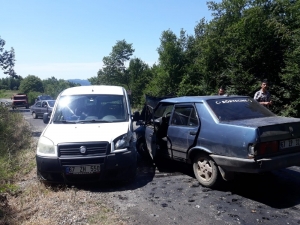 Ehliyetsiz Sürücü Ekmek Dağıtım Aracına Çarptı