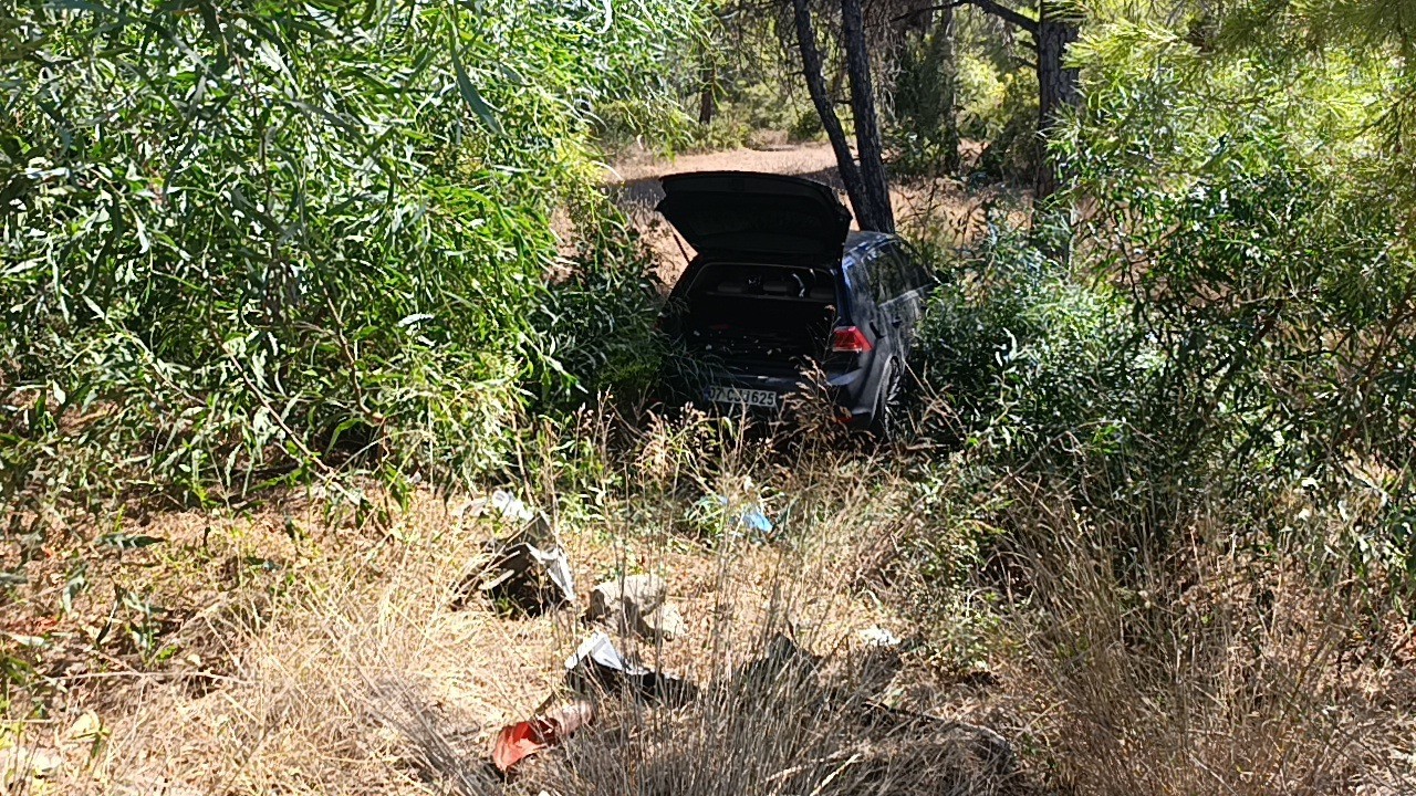 onundeki-otomobile-carpti-ardindan-ormana-daldi-1-yarali