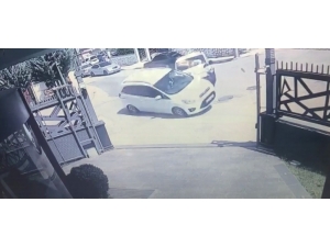 Hafif Ticari Araçla Çarpışan Otomobil Böyle Takla Attı