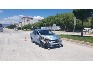 Kamyonet İle Otomobil Çarpıştı; 1 Yaralı