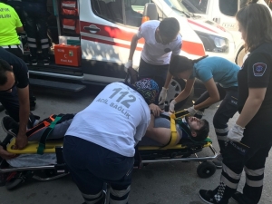 Motosiklet Yayaya Çarpı; 3 Yaralı