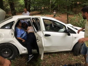 Kartepe Yolunda Araç Şarampole Yuvarlandı: 5 Yaralı