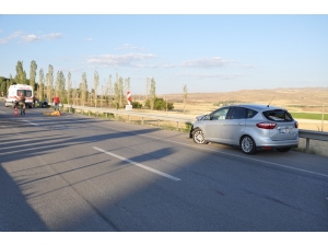 Otomobil Motosiklete Çarptı: 1 Ölü, 4 Yaralı