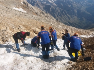 Çığ Altında Kalan Dağcının Cansız Bedeni Helikopterle Hastaneye Getirildi