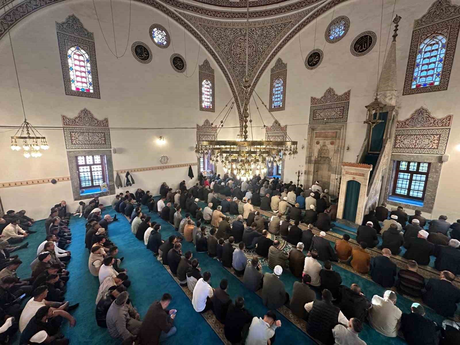 karapinar-da-bayram-namazinda-vatandaslar-camilere-akin-etti