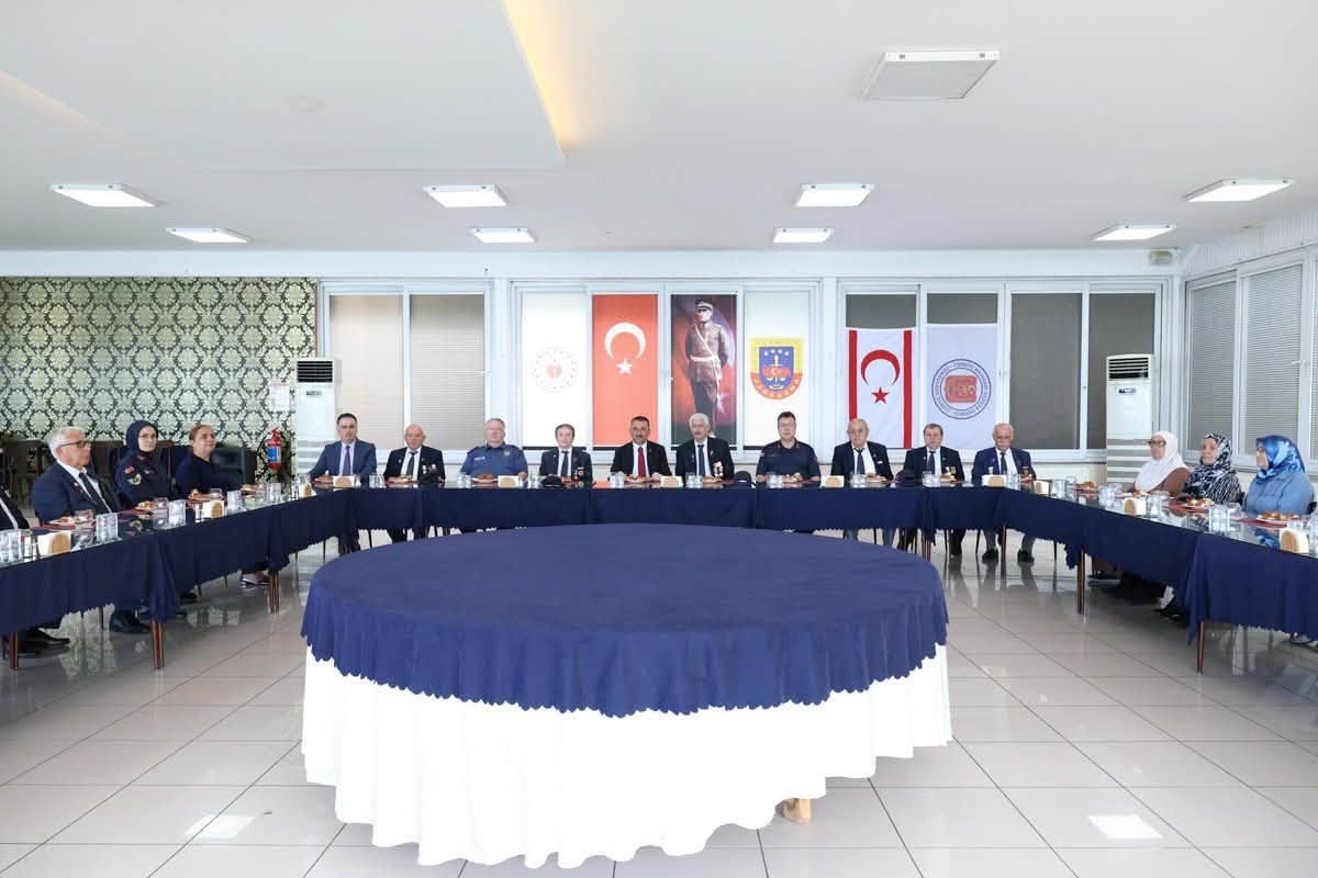 vali-hacibektasoglu-kibris-gazileriyle-bir-araya-geldi