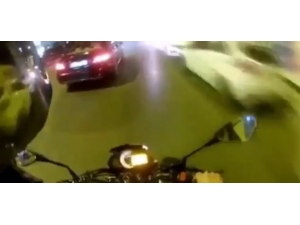 İstanbul’da Motosikletlinin Yaşadığı İlginç Kaza Kamerada