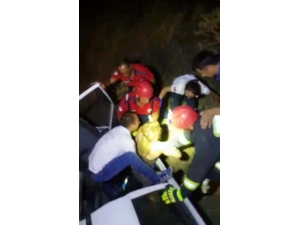 Kazada Yaralanan Ve Şoka Giren Kadın Araçtan Çıkmak İstemedi