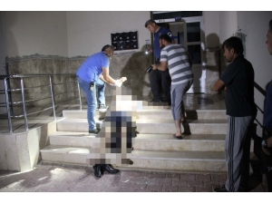 Arkadaşlarıyla Gezdikten Sonra Apartmanın Merdivenlerinde Ölü Bulundu