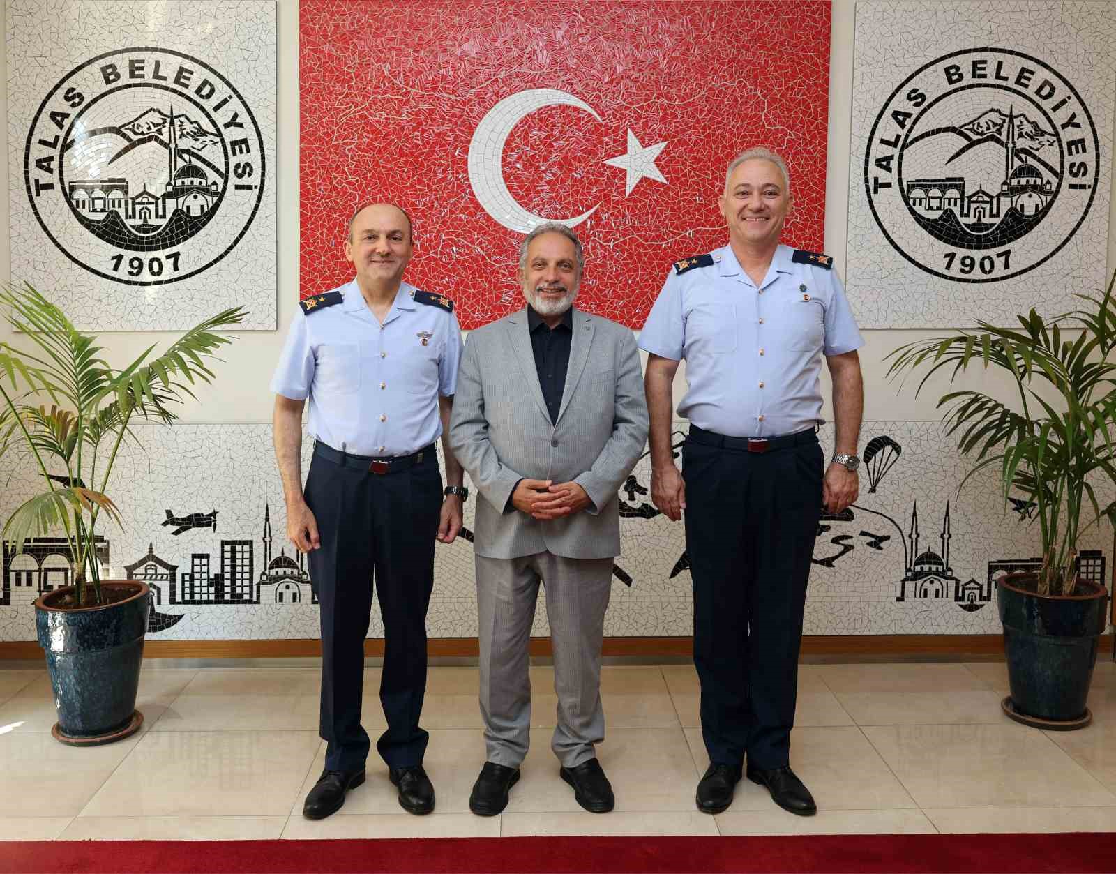 komutanlardan-baskan-yalcin-a-veda-ziyareti