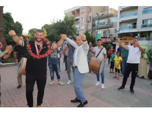 Turgutlulu Güreşçiler İçin Coşkulu Karşılama