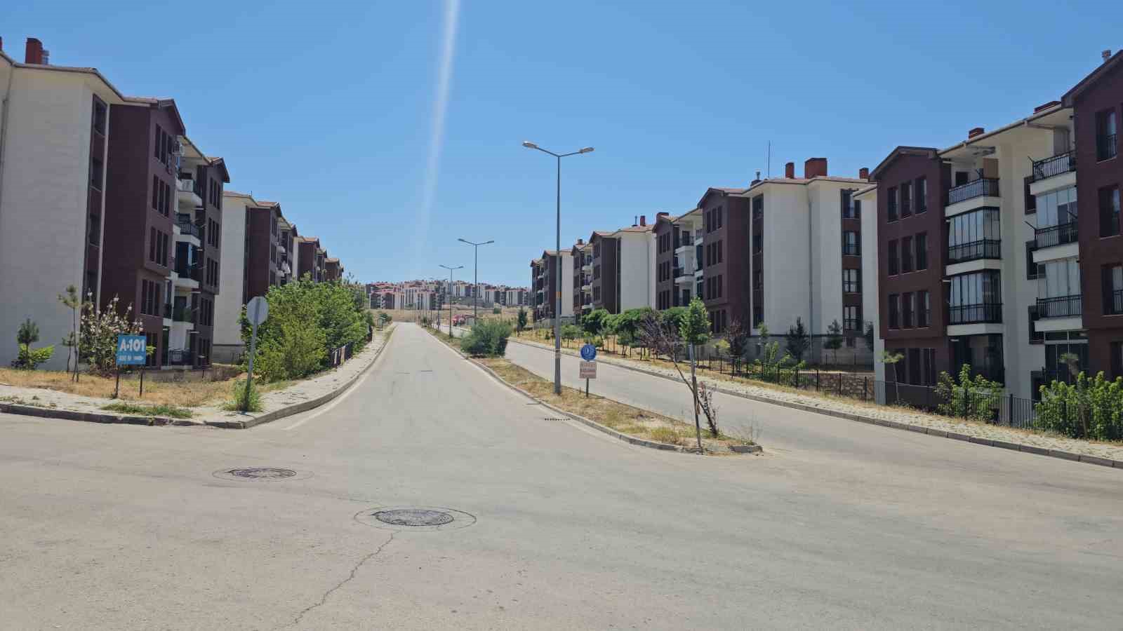 elazig-da-kavurucu-sicaklar-yollari-bosaltti
