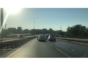 Trafik Magandalarının Diğer Sürücüleri Tehlikeye Atma Anı Kameralara Yansıdı