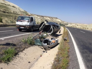 Nevşehir-kayseri Yolunda Otomobil Takla Attı: 2 Yaralı