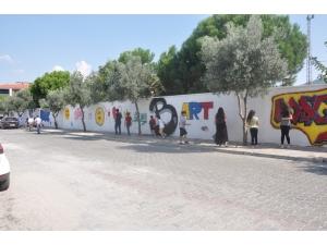 Gençlerin Çizdiği Grafitilerin Üstü Kapatıldı